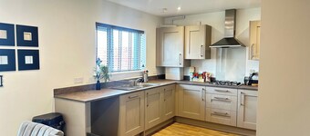 4 Bed House - Sleeps 7 - Pets - Parking - Wifi