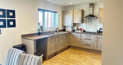 4 Bed House - Sleeps 7 - Pets - Parking - Wifi