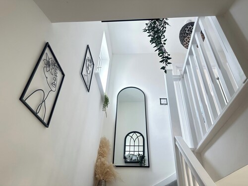 4 Bed House - Sleeps 7 - Pets - Parking - Wifi