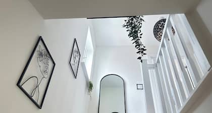 4 Bed House - Sleeps 7 - Pets - Parking - Wifi