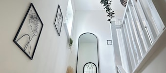 4 Bed House - Sleeps 7 - Pets - Parking - Wifi