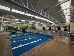 Pool - Modern Apartment with Top Amenities · Prime Santa Fe Location · 2BR/2BA (Ciudad de México)