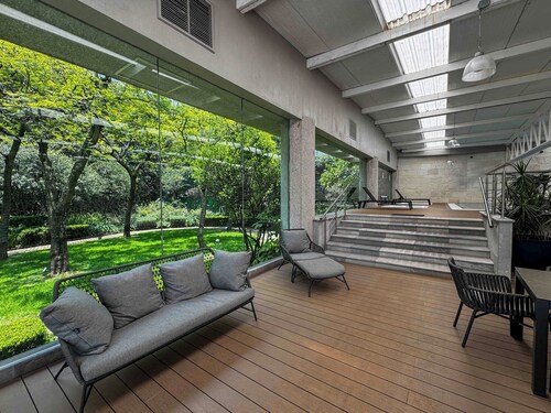 Modern Apartment with Top Amenities · Prime Santa Fe Location · 2BR/2BA