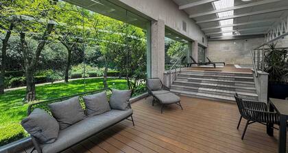 Modern Apartment with Top Amenities · Prime Santa Fe Location · 2BR/2BA