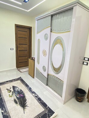 خزنة داخل الغرفة ومساحة عمل للكمبيوتر المحمول وتجهيزات عازلة للصوت