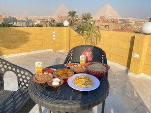 تناول الطعام بالخارج