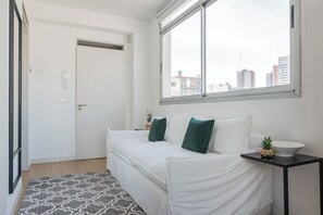 Departamento Confort, vista a la ciudad | Espacio para trabajar con laptop y tabla de planchar con plancha