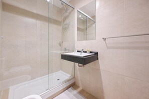 Studio | Bathroom | Hair dryer, towels