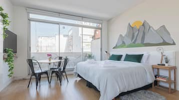 Espacio para trabajar con laptop y tabla de planchar con plancha