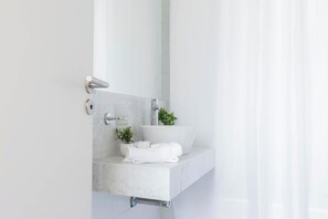 Apartment | Bathroom | Hair dryer, towels