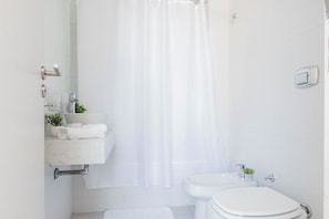 Departamento Confort, vista a la ciudad | Baño | Secadora de cabello y toallas