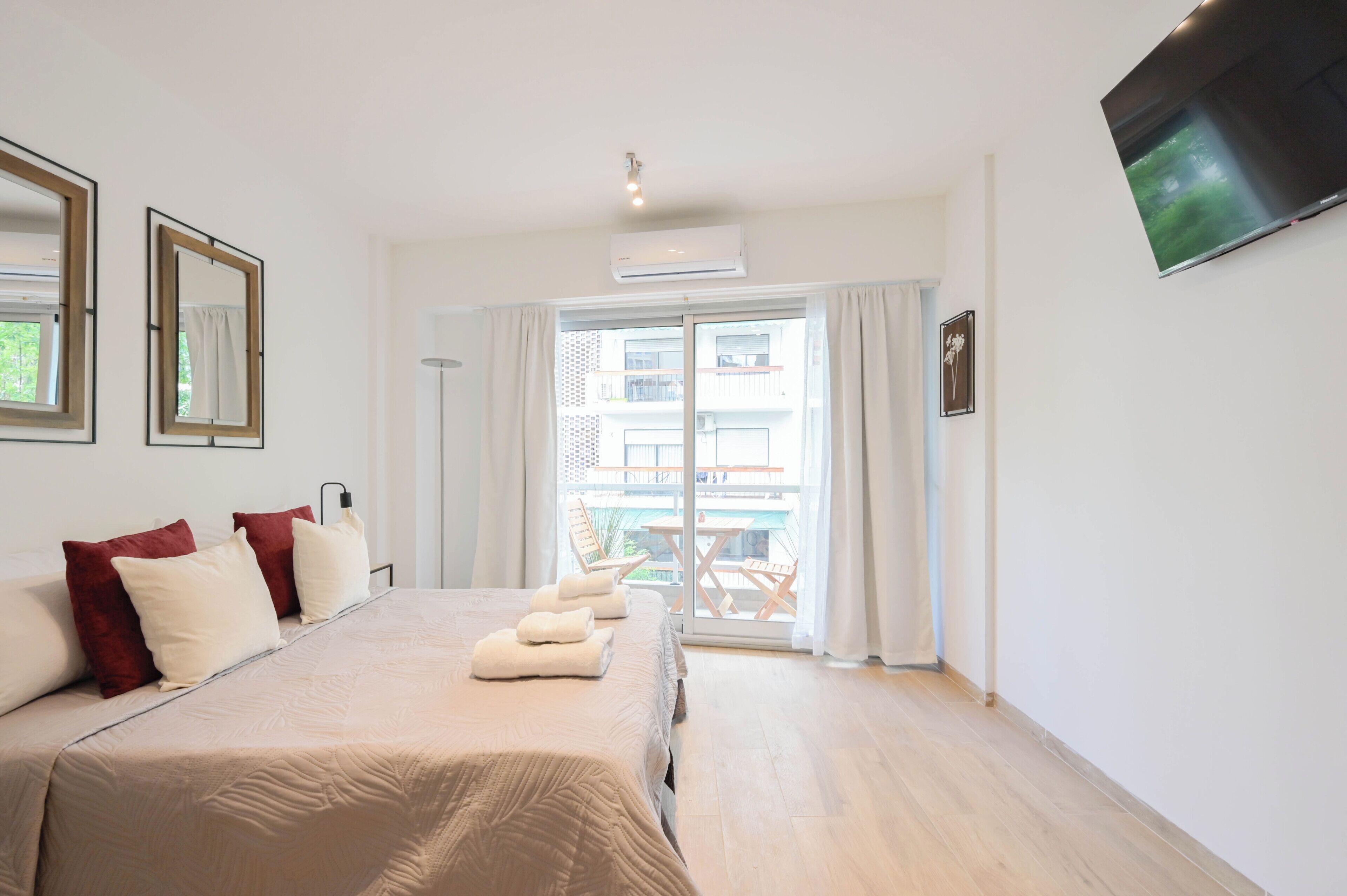 Studio | Laptop workspace, iron/ironing board, WiFi (free)