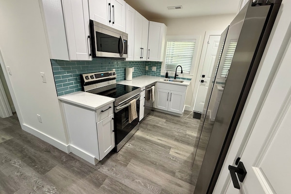 Een koelkast, een magnetron, een oven, een kookplaat