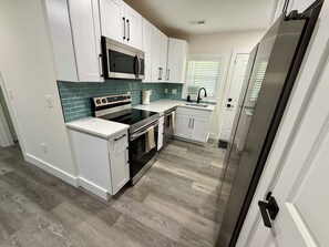 Refrigerador, microondas, horno, placa de cocina