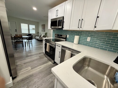 Skyline Split A Retreat Close to Everything You Need!
Quiet, Clean & Convenient.