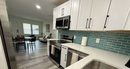 Skyline Split A Retreat Close to Everything You Need!
Quiet, Clean & Convenient.