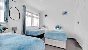 4 bedrooms, iron/ironing board, WiFi, bed sheets