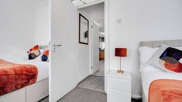 4 bedrooms, iron/ironing board, WiFi, bed sheets