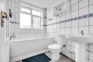 Shower, hair dryer, towels - 4 Bedrooms - Up To 14 Guests - Free Parking (Romford)