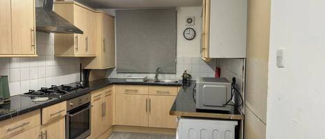 Køleskab, mikrobølgeovn, ovn, kogeplade