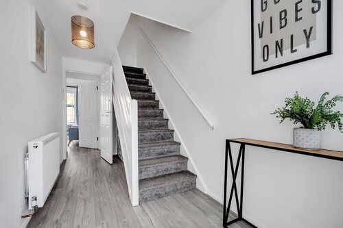 4 Bedrooms - Up To 11 Guests - Free Parking
