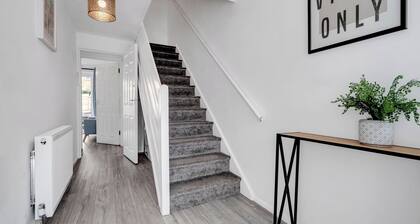 4 Bedrooms - Up To 11 Guests - Free Parking