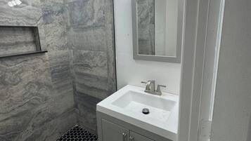 Een douche, handdoeken, zeep, toiletpapier