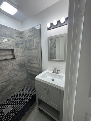 Een douche, handdoeken, zeep, toiletpapier