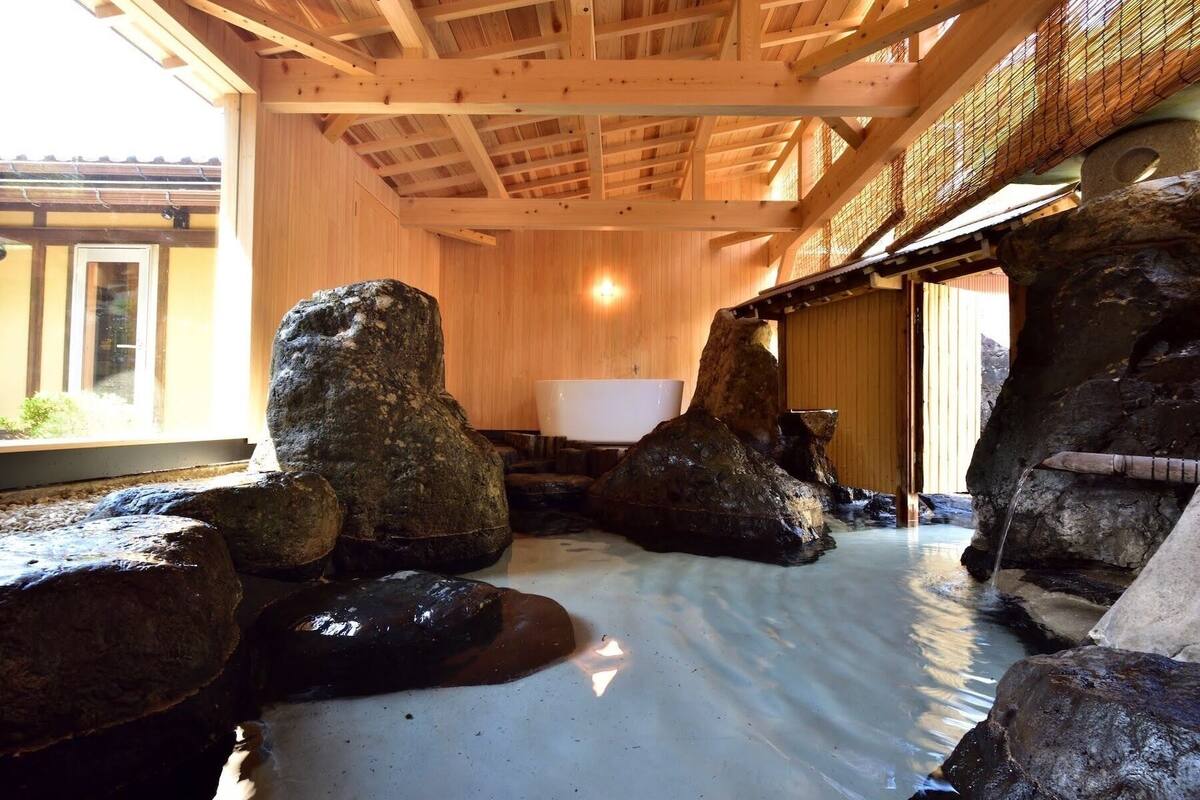 Executive Suite, Mountain View | Bathroom | Separate tub and shower, free toiletries, hair dryer, towels