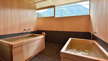 Basic tvåbäddsrum - utsikt mot bergen | Badrum | Badkar och dusch, gratis toalettartiklar, hårtork och handdukar