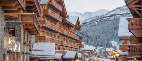 Un bâtiment en bois doté de balcons, une enseigne indiquant « boka » et une autre indiquant « Rossinche ».