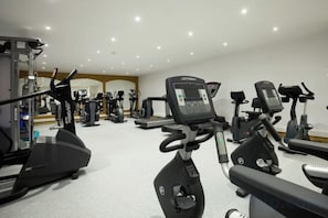 A gym with various exercise equipment including treadmills, stationary bikes, and weight machines. - Hotel la Chaudanne (Meribel)