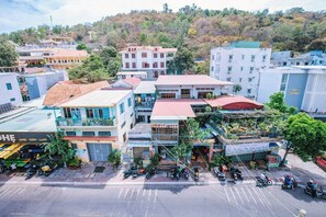 Luxury House, City View | Desk, free WiFi