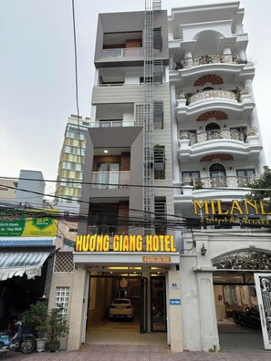 Front of property - HUONG GIANG HOTEL (Vũng Tàu)