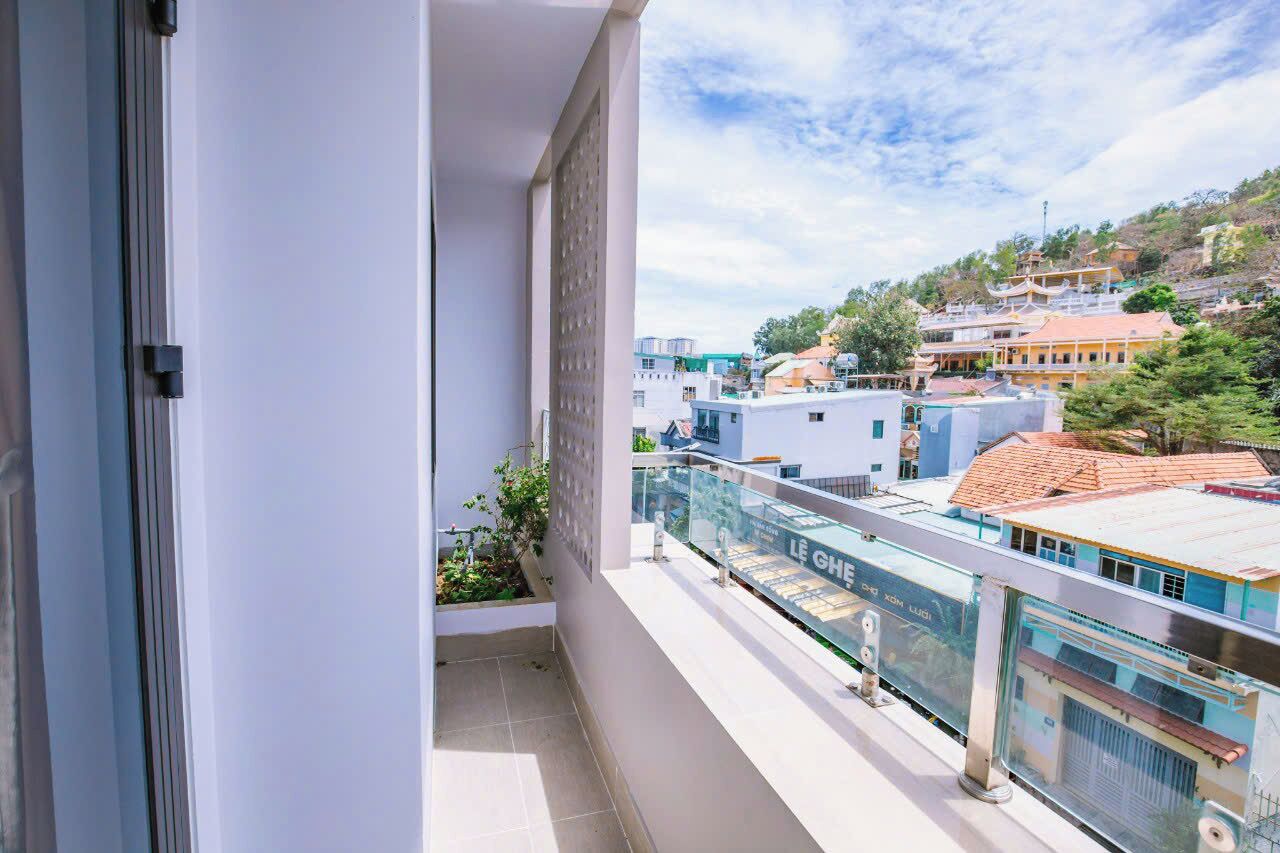 Luxury House, City View | Desk, free WiFi