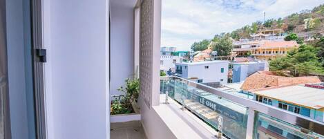 Luxury House, City View | Desk, free WiFi