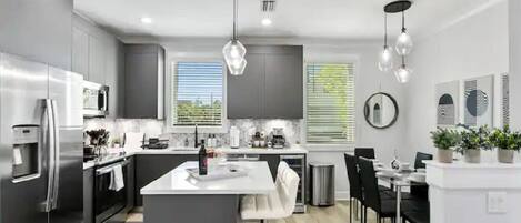 Réfrigérateur, micro-ondes, four, plaque de cuisson