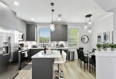 Luxury Townhome | Walk to Riverwalk & Downtown