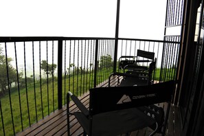 全景小屋, 1 張特大雙人床和 1 張沙發床, 山景 | 露台/庭院