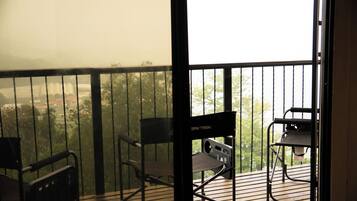 Cabaña panorámica, 1 cama King size y sofá cama, vista a la montaña | Terraza o patio