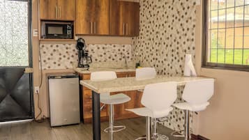 Cabaña panorámica, 1 cama King size y sofá cama, vista a la montaña | Cocina privada | Frigobar, microondas, parrilla de estufa y utensilios de cocina