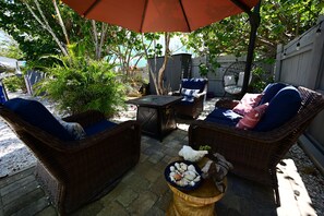 Terrace/patio - Relaxing room in 8 unit Inn in beautiful Sanibel with bikes, beach gear & more (Sanibel)