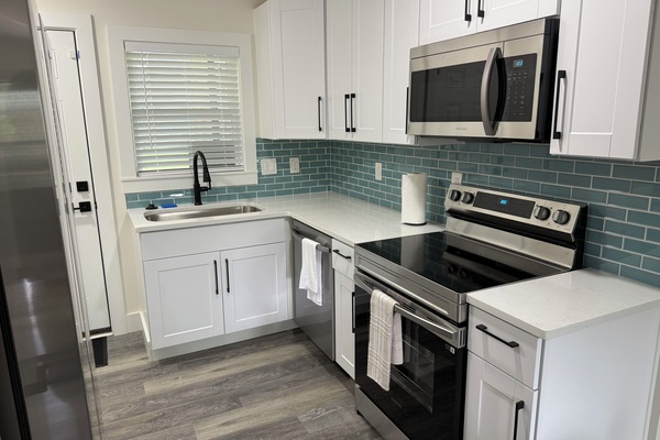 Jääkaappi, mikroaaltouuni, uuni, liesi