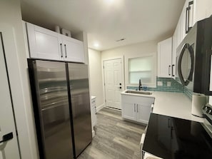 Refrigerador, microondas, horno y parrilla de estufa 