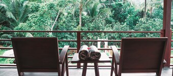 Relaxing two bedroom villa with kitchen and shared pool 30 min from Gili island