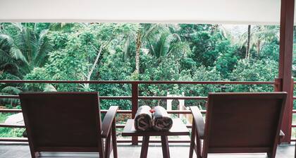 Relaxing two bedroom villa with kitchen and shared pool 30 min from Gili island