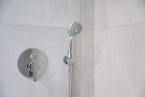 Een douche, een haardroger, handdoeken