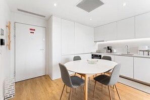 Een koelkast, een magnetron, een oven, een vaatwasser