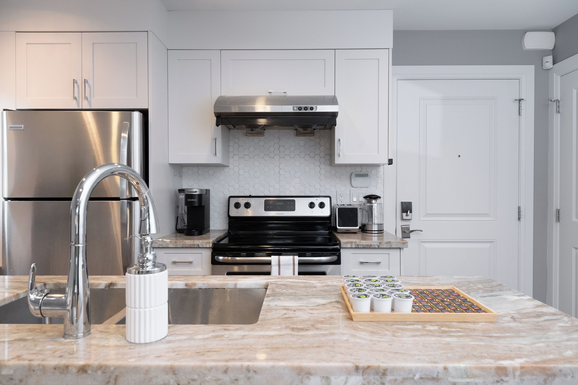 Jääkaappi, mikroaaltouuni, uuni, liesi