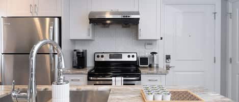 Frigorífico, microondas, horno y placa de cocina